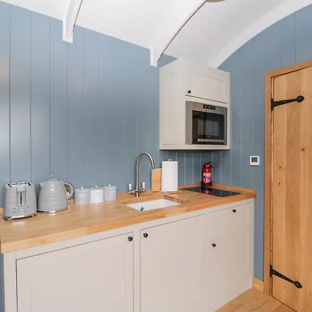 Honeysuckle Hut, Myrtle Farm