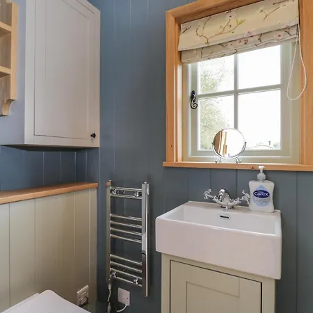 Honeysuckle Hut, Myrtle Farm