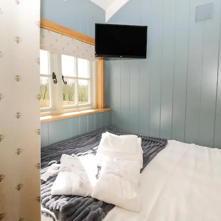 Nyaraló Honeysuckle Hut, Myrtle Farm *