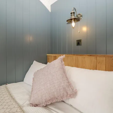 Honeysuckle Hut, Myrtle Farm Holiday home Bristol