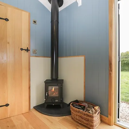 Honeysuckle Hut, Myrtle Farm Holiday home Bristol