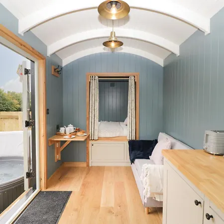 Honeysuckle Hut, Myrtle Farm Holiday home Bristol