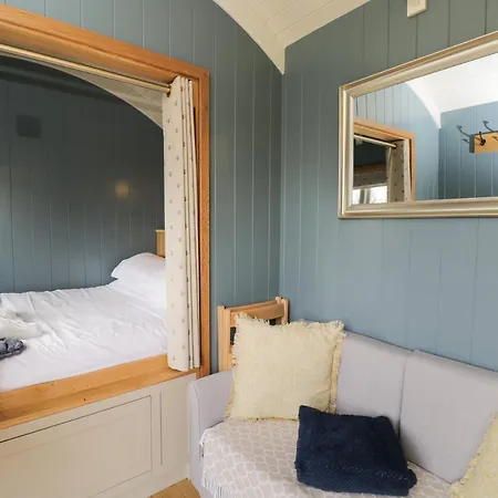 Honeysuckle Hut, Myrtle Farm Holiday home