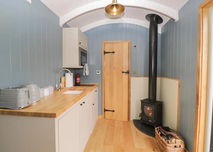 Holiday home Honeysuckle Hut, Myrtle Farm *