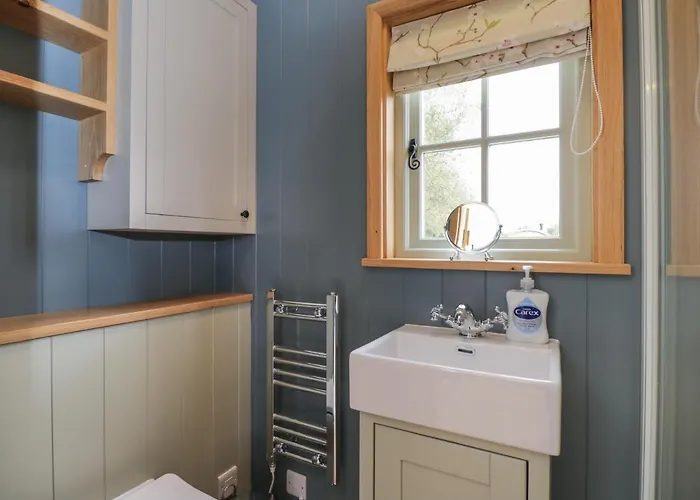 Honeysuckle Hut, Myrtle Farm