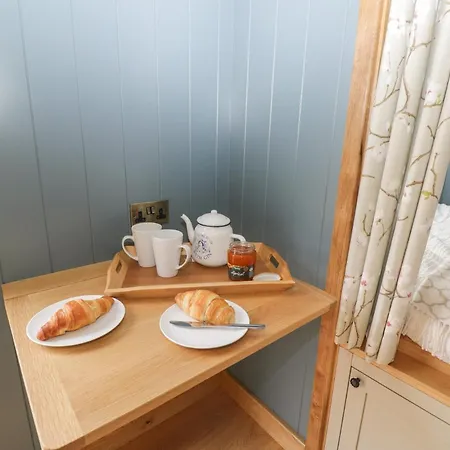 Honeysuckle Hut, Myrtle Farm