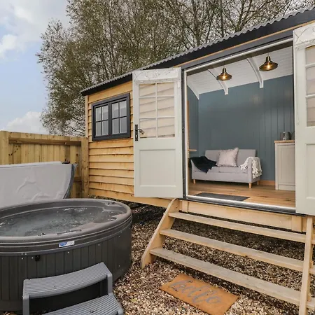 Honeysuckle Hut, Myrtle Farm Bristol