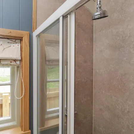 Honeysuckle Hut, Myrtle Farm * Bristol