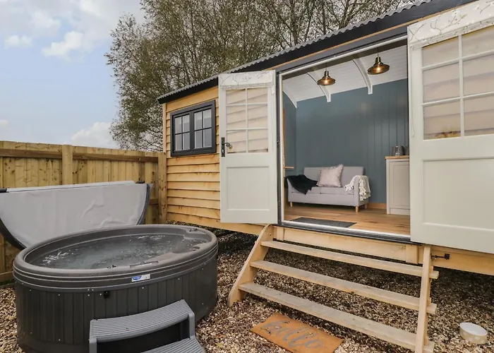 Honeysuckle Hut, Myrtle Farm Bristol