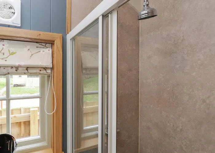 Honeysuckle Hut, Myrtle Farm * Бристоль